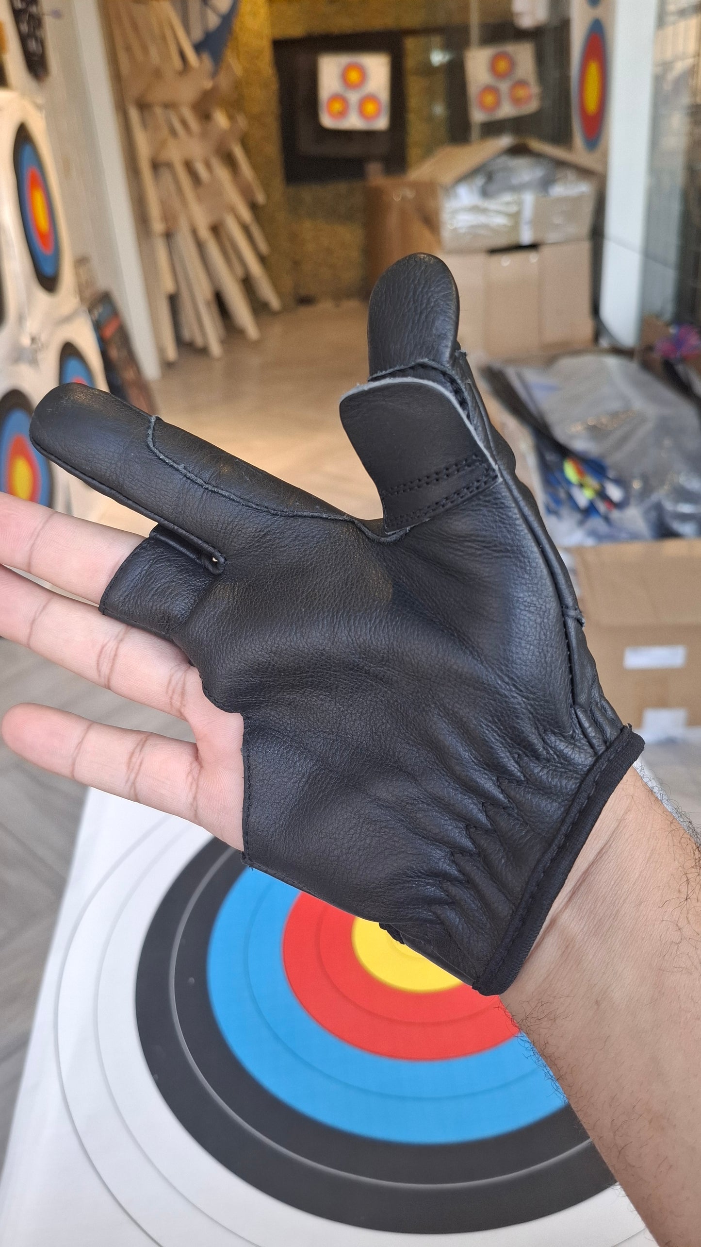 SHOOTING GLOVES FOR HORSE BOW TAWNY LEATHER RH   حامي الابهام والسبابة