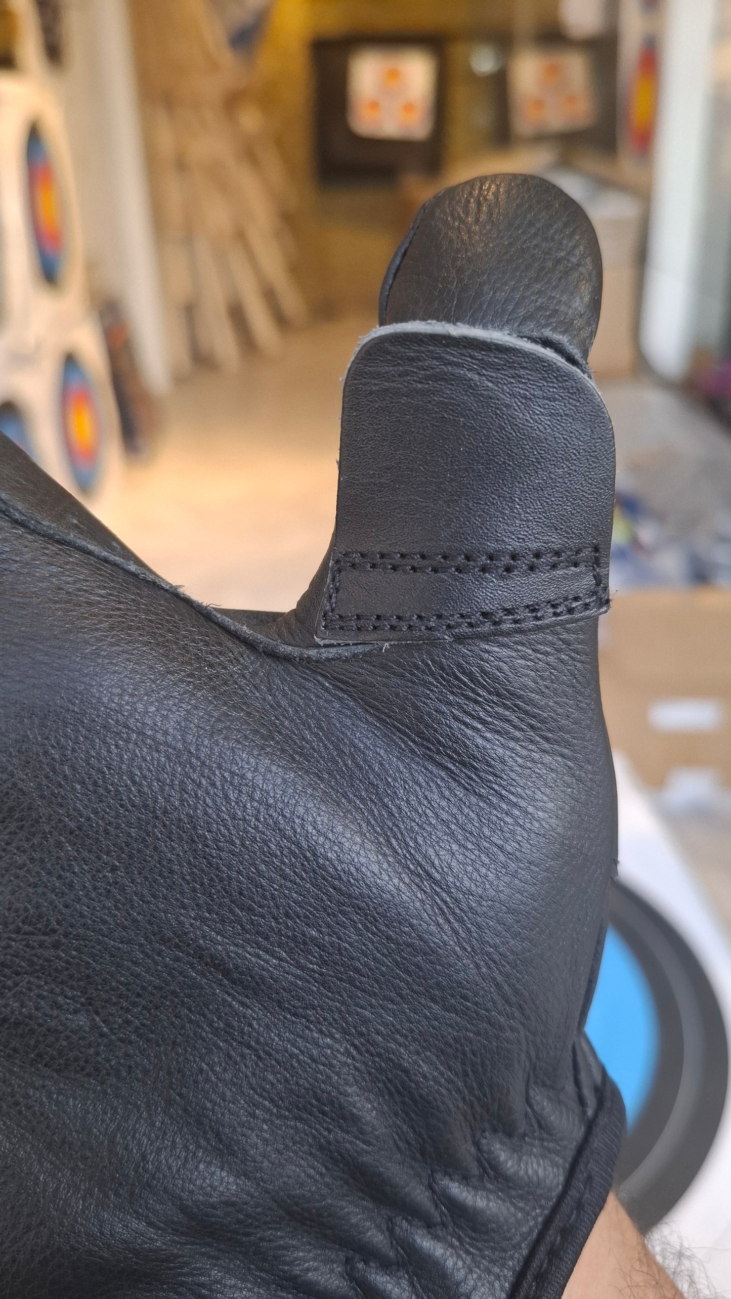 SHOOTING GLOVES FOR HORSE BOW TAWNY LEATHER RH   حامي الابهام والسبابة