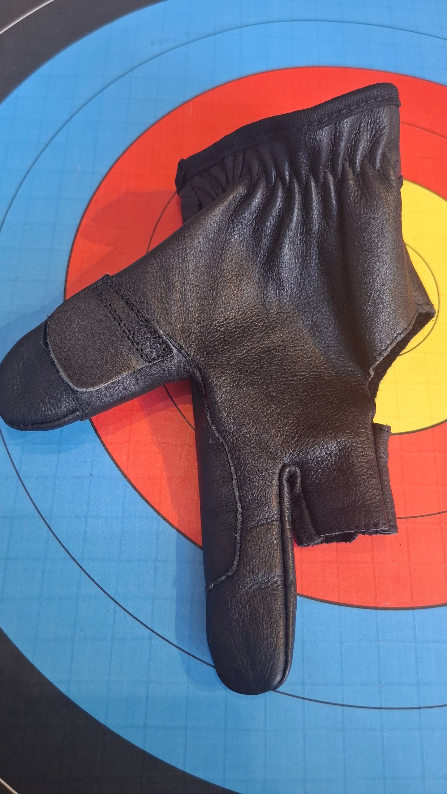 SHOOTING GLOVES FOR HORSE BOW TAWNY LEATHER RH   حامي الابهام والسبابة